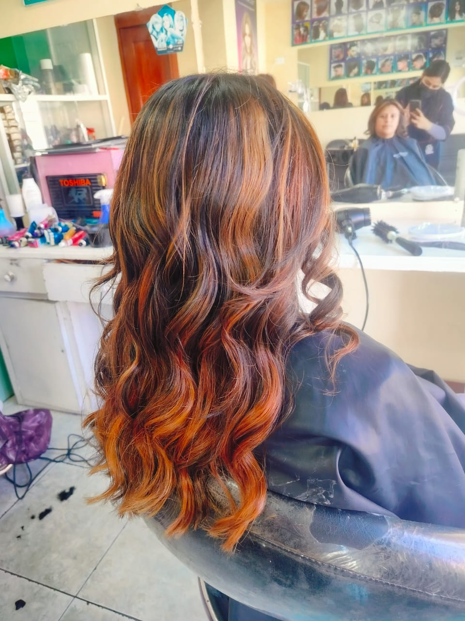 Coloración cobriza con ondas