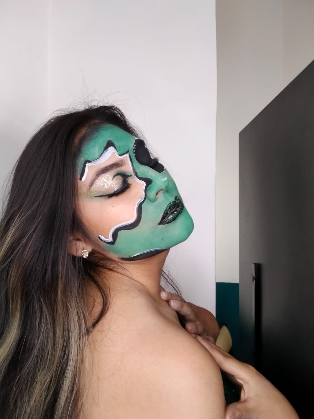 Maquillaje glam en tonos verdes
